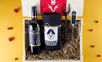 Набор c вином, фартуком, термощупом и кованой вилкой в деревянном ящике для компании Renault